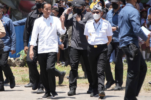 Presiden Joko Widodo (kiri) didampingi Pj Bupati Buton Basiran (ketiga kanan) saat kunjungan kerja di Kecamatan Pasarwajo, Kabupaten Buton, Sulawesi Tenggara, Selasa (27/9/2022). Foto: Jojon/Antara Foto