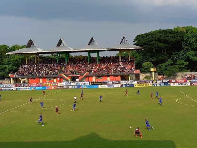 Laga keenam Liga 2 2022 grup tengah mempertemukan antara Persekat Kabupaten Tegal vs PSCS Cilacap, Selasa (27/9/2022) sore, di Stadion Trisanja Slawi. (Foto: Bentar/PanturaPost)