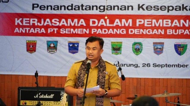 Bupati Dharmasraya sekaligus Ketua APKASI Sutan Riska Tuanku Kerajaan bersama para bupati Se-Provinsi Sumatera Barat l, melakukan penandatanganan kesepakatan kerja sama percepatan pembangunan daerah dengan PT. Semen Padang, Senin (26/9/2022). Foto: Pemkab Dharmasraya