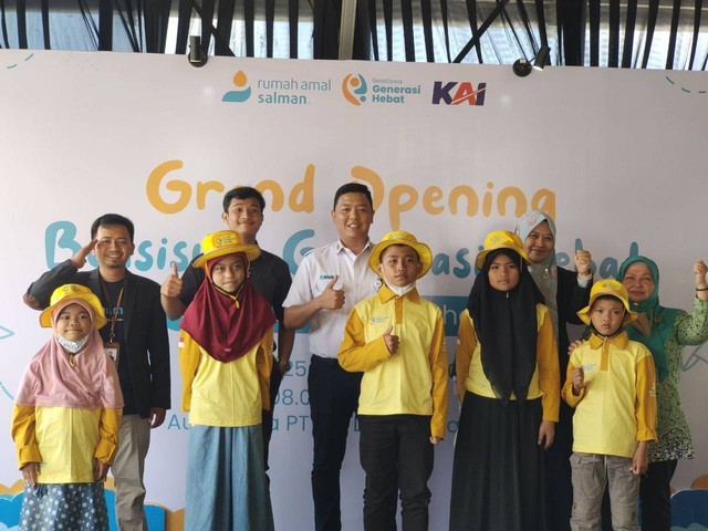 Adik-adik penerima Beasiswa Generasi Hebat pada Minggu, 25 September 2022 di Aula Utara PT KAI DAOP 2 Bandung.