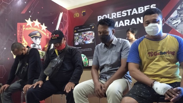 Empat tersangka pengeroyokan yang menewaskan Kukuh yang juga penganiaya driver ojek online di Semarang. Foto: Intan Alliva/kumparan