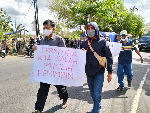 Long March yang dilakukan warga Gunungkidul tolak pembangunan Tugu Tobong Gamping, Selasa (27/9/2022). Foto: Erfanto/Tugu Jogja