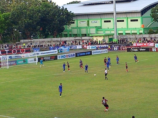 Duel seru tersaji di laga keenam Liga 2 2022 grup tengah antara Persekat Kabupaten Tegal vs PSCS Cilacap, Selasa (17/9/2022). 