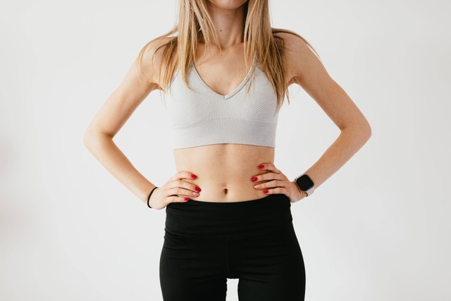Stretch mark adalah guratan halus yang umumnya muncul pada bagian tubuh yang berlemak, seperti perut. Foto: Pexels.com