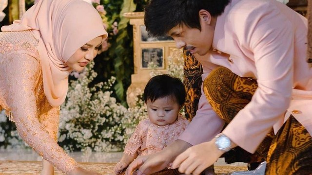 Tedak Siten putri pertama Aurel Hermansyah dan Atta Halilintar. Foto: Instagram @attahalilintar