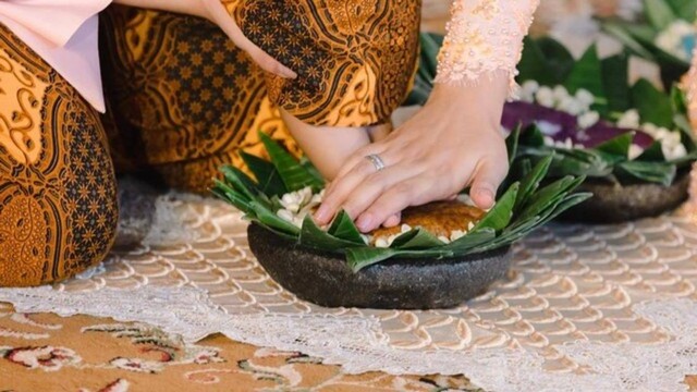 Tedak Siten putri pertama Aurel Hermansyah dan Atta Halilintar. Foto: Instagram @attahalilintar