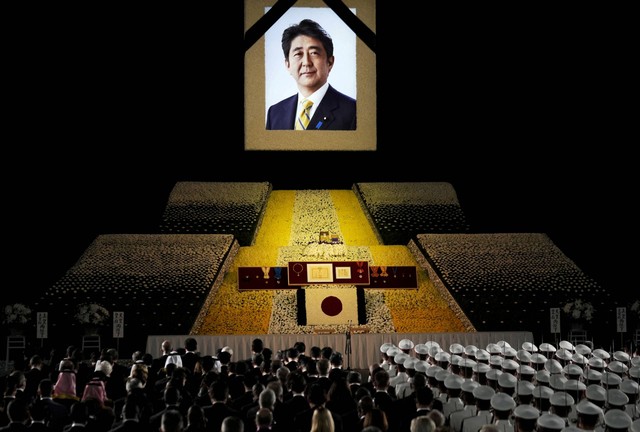 Potret mantan Perdana Menteri Jepang Shinzo Abe digantung di atas panggung saat upacara pemakaman kenegaraan di Nippon Budokan di Tokyo, Jepang, Selasa (27/9/2022). Foto: Franck Robichon/Pool via REUTERS