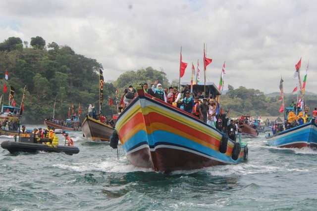 Gubernur Jawa Timur Khofifah Indar Parawansa dan Bupati Malang Sanusi turut menyaksikan prosesi pelarungan. Foto/Rubianto