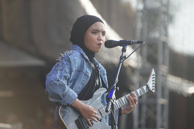 Gitaris sekaligus vokalis Voice of Baceprot di panggung JogjaROCKarta 2022. Foto: Arif UT