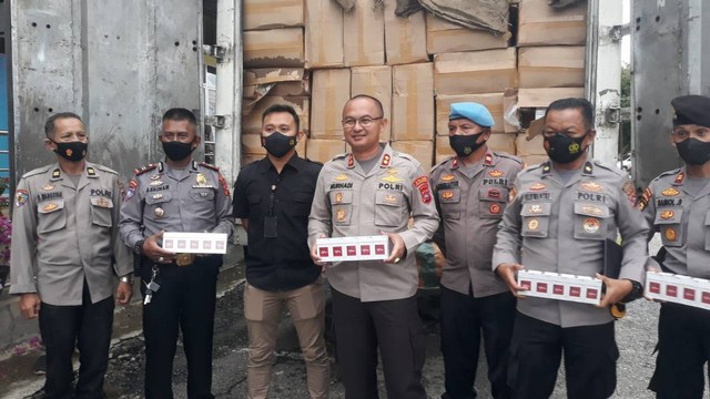 Polres Dharmasraya bersama barang bukti kasus peredaran perdagangan rokok ilegal, Selasa (27/9/2022). Dokumentasi: Humas Polres Dharmasraya. 