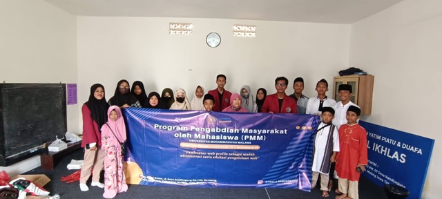 Foto PMM UMM kelompok 79 bersama anak asuh dan pengurus panti asuhan Darul Ikhlas