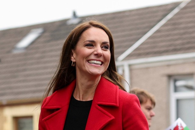 Kate Middleton menyapa anggota masyarakat setelah kunjungan ke Stasiun Sekoci Holyhead RNLI (Royal National Lifeboat Institution) di Anglesey, Wales, Inggris, Selasa (27/9/2022). Foto: Paul Ellis/Pool via REUTERS