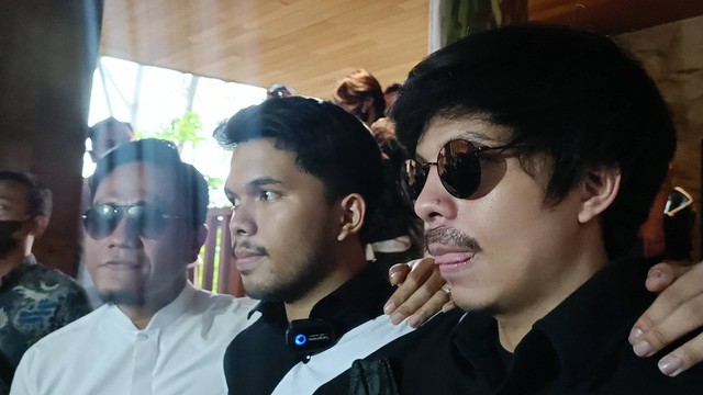 Atta Halilintar, Thariq Halilintar dan Gus Miftah, dalam peluncuran parfum D'GOES, Senayan, Jakarta Pusat, Selasa (27/9). Foto: Giovanni/kumparan