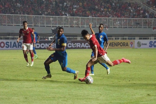 Pemain Timnas Indonesia Witan Sulaeman menendang bola ke arah gawang Curacao pada pertandingan kedua FIFA Matchday di Stadion Pakansari, Bogor, Selasa (27/9). Foto: Iqbal Firdaus/kumparan