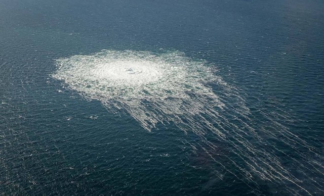 Gelembung gas dari kebocoran Nord Stream 2 yang mencapai permukaan Laut Baltik di dekat Bornholm, Denmark. Foto: Komando Pertahanan Denmark/via REUTERS