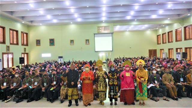 Aneka baju adat Nusantara warnai PKKMB AISKA (Foto: Dokumentasi HUMAS AISKA)