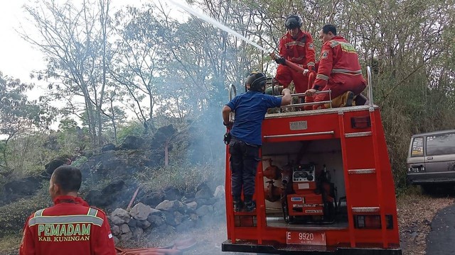 Musibah kebakaran lahan dan hutan (karhutla) di Gunung Ciremai Kabupaten Kuningan, Jawa Barat, kini makin meluas ke sejumlah titik. (Foto: Damkar Kuningan)