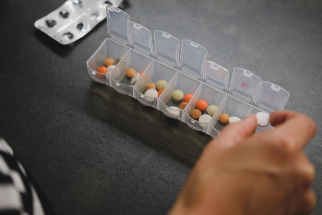 Ilustrasi konsumsi obat Simvastatin harus sesuai anjuran dosis. Foto: Unsplash
