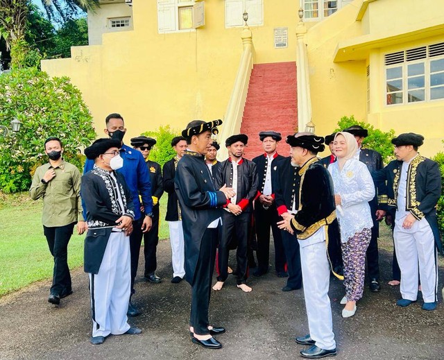 Presiden Jokowi saat dianugerahi gelar adat oleh Sultan Ternate. Foto: Laily Rachev/Biro Pers Sekretariat Presiden