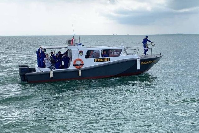 Satpolairud Polres Karimun melakukan penjemputan terhadap dua nelayan yang terdampar hingga Malaysia.