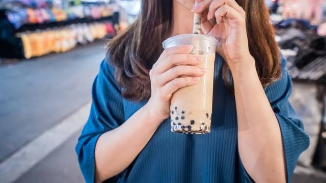 Ilustrasi warga minum Boba Drink. Foto: Getty Images