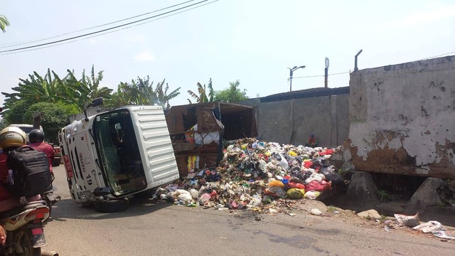 Mobil truk sampah milik Dinas Lingkungan Hidup Kota Bandar Lampung terguling di tempat pembuangan sampah sementara (TPS) di Jalan Hanoman, Kelurahan Sawah Brebes, Bandar Lampung. | Foto: Sinta Yuliana/Lampung Geh