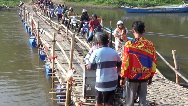 Jembatan sesek yang menghubungkan antara Kampung Sewu, Jebres, Solo dengan Desa Gadingan, Mojolaban, Sukoharjo. FOTO: Agung Santoso