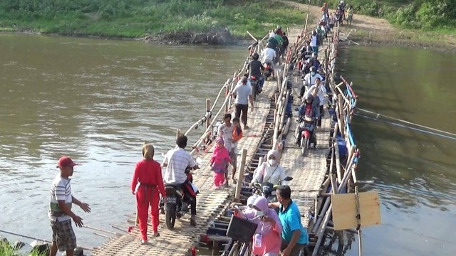 Jembatan sasak yang menghubungkan antara Kampung Sewu, Jebres, Solo dengan Desa Gadingan, Mojolaban, Sukoharjo. FOTO: Agung Santoso