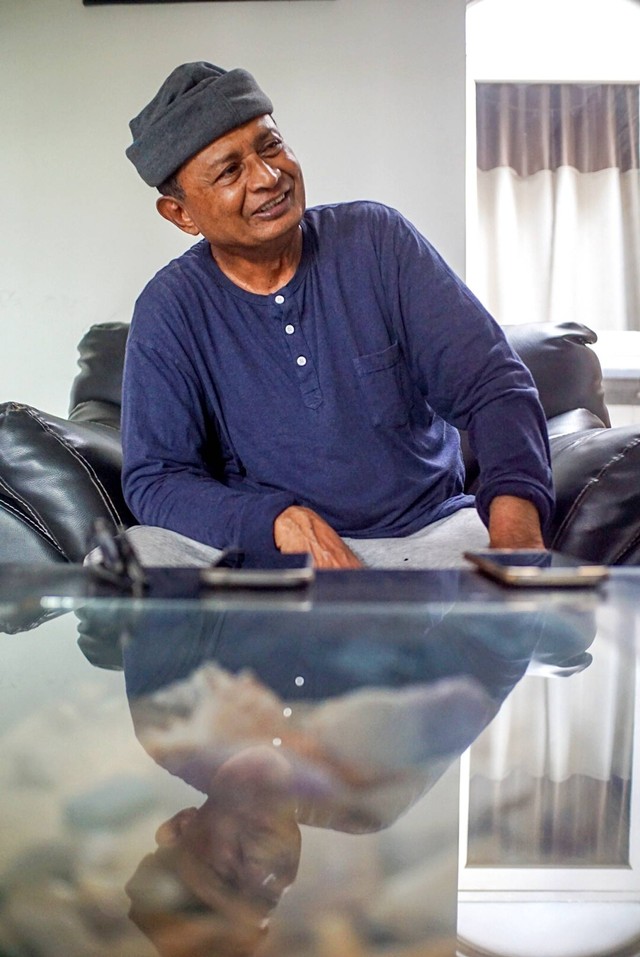 Komedian Kadir Srimulat pada sesi wawancara bersama kumparan di kediamannya di kawasan Jatibening, Bekasi, Jawa Barat, Rabu (28/9/2022). Foto: Iqbal Firdaus/kumparan
