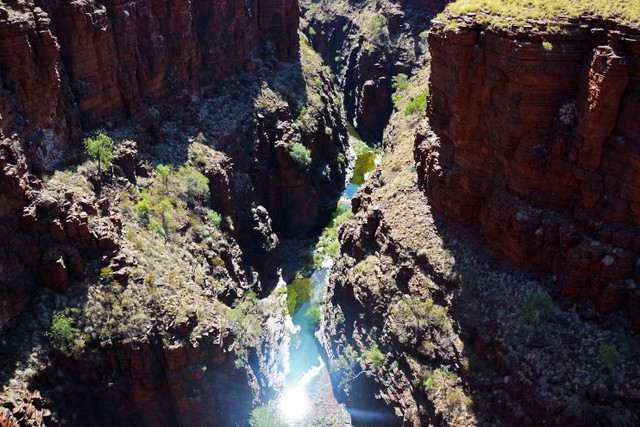 Cara ke Green Canyon, Foto Hanya Ilustrasi: Unsplash/Jeremy Bezanger