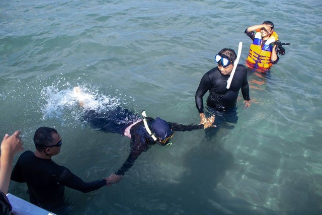 Unesa Latih Warga Pulau Bawean Garap Potensi Snorkeling 