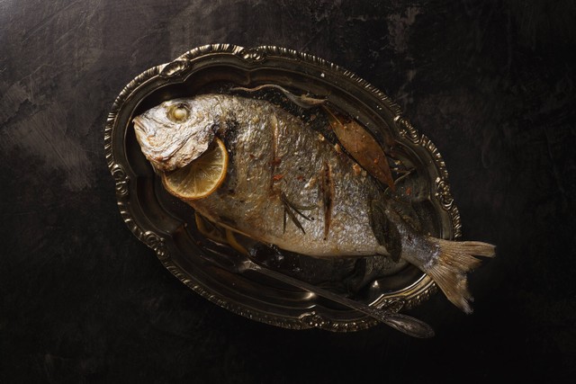 Ilustrasi salah satu mimpi yang bisa hadir dalam tidur adalah memakan ikan goreng yang ukurannya besar. Foto: Unsplash