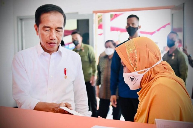 Presiden Jokowi serahkan BLT BBM di Kantor Pos Jailolo Halmahera Barat, Rabu (28/9/2022). Foto: Laily Rachev/Biro Pers Sekretariat Presiden