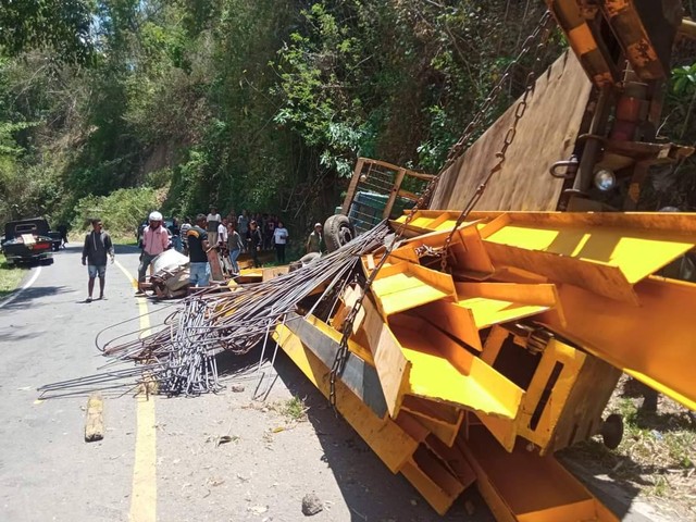 Keterangan foto: Kondisi truk tronton yang menabrak tebing di tepi jalan Trans Flores, Kabupaten Sikka, Rabu (28/09/2022) pagi.