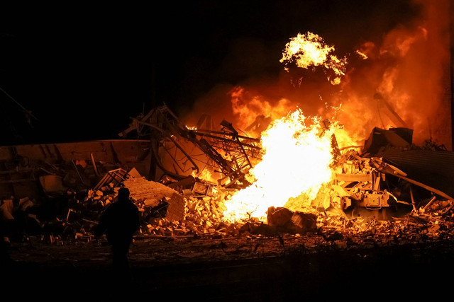 Api terlihat di lokasi serangan rudal Rusia, di tengah serangan Rusia ke Ukraina, di Kharkiv, Ukraina, Selasa (27/9/2022). Foto: Sofiia Gatilova/REUTERS