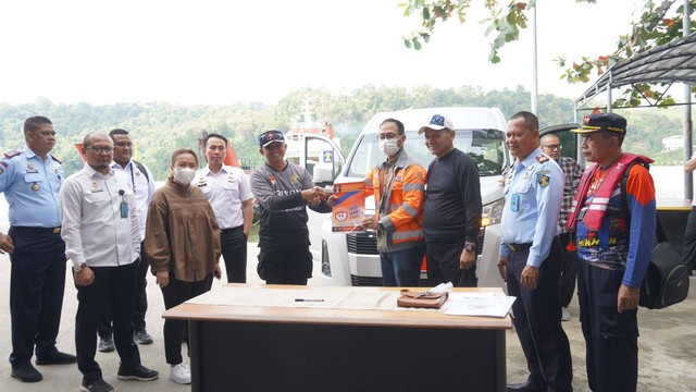 Penerimaan dan penanda tanganan mobil Hiace Premio dilakukan langsung oleh Muhamad Ulin Nuha selaku Kabag TU Lapas Kelas I Batu Nusakambangan, Foto : Humas Lapas Batu