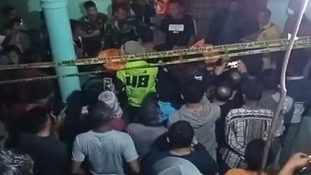Warga membantu evakuasi jasad kedua korban diduga dibunuh di Kuansing, Riau, (ROBI SUSANTO/SELASAR RIAU)