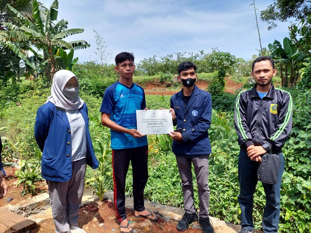 Ali Umar, Ketua PPK Ormawa BEM FMIPA IPB saat penyerahan batu peresmian tambak alir kepada kelompok binaan di Desa Bantarjaya pada Sabtu (24/9/2022). (Foto: Dokumen/BEM FMIPA IPB)