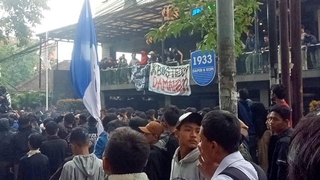 Bobotoh Geruduk Graha Persib Karena Masalah Prosedur Tiket | Kumparan.com