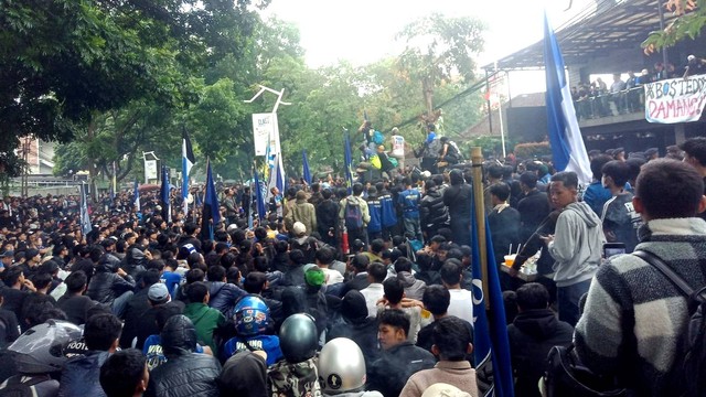 Aksi demo Bobotoh di depan Graha Persib, Bandung, Rabu (28/9/2022). Foto: Arif Syamsul Ma'arif/kumparan