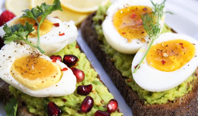 Salah satu makanan untuk darah rendah adalah telur yang banyak mengandung vitamin B12. Foto: Pexels.com