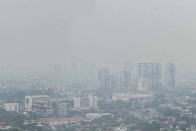 Suasana gedung bertingkat yang terlihat samar karena polusi udara di Jakarta, Rabu (28/9/2022). Foto: Galih Pradipta/ANTARA FOTO