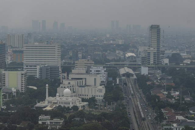 Suasana gedung bertingkat yang terlihat samar karena polusi udara di Jakarta, Rabu (28/9/2022). Foto: Galih Pradipta/ANTARA FOTO