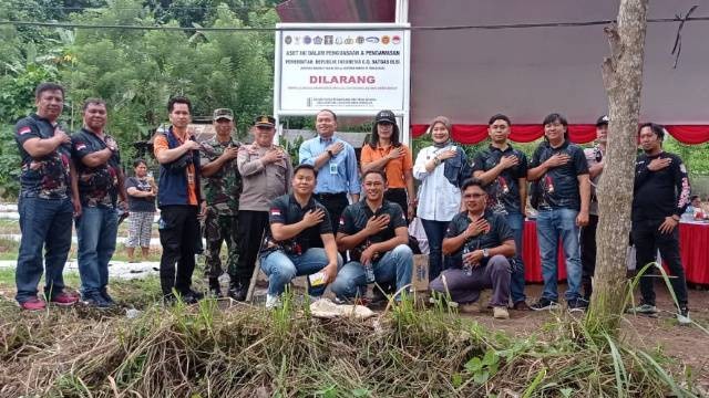 Pemasangan plang oleh Satgas BLBI dan Kanwil DJKN SuluttenggoMalut atas aset tanah Bank Dalam Likuiditas (BDL) di Kabupaten Minahasa Selatan.