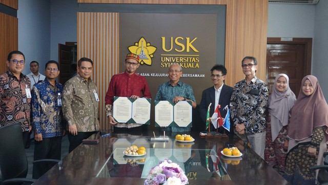 Wakil Rektor IV USK, Dr. Taufiq Saidi. bersama Direktur Inovasi BSI Maslahat, Fauzi Indrianto menandatangani naskah kerja sama USK dan BSI. Foto: Humas USK