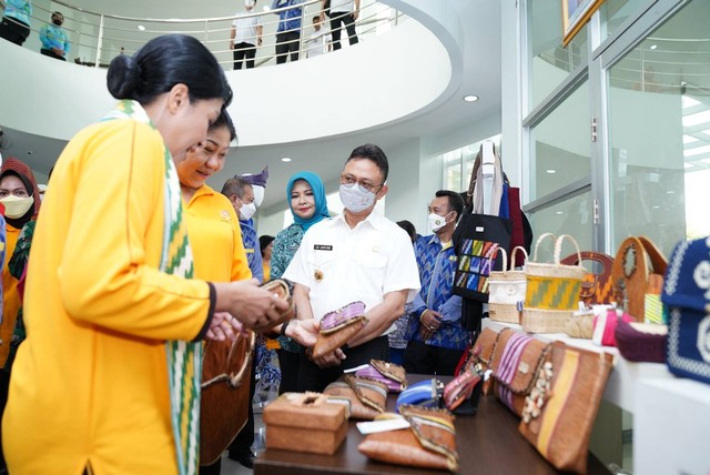 stri Panglima TNI, Hetty Andika Perkasa, melihat produk kriya yang dijual di UMKM Center, saat berkunjung ke Pontianak. Foto: Dok Prokopim Pontianak. 