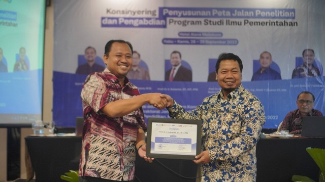 Gambar 1. Penyerahan sertifikat kepada narasumber