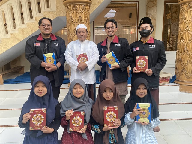 Pembagian 200 Al-Qur'an oleh PMM Kelompok 14 Gelombang 07 di Desa Ngenep, Karangploso, Malang, Jawa Timur. (Sumber: pribadi pmm14_ngenep).