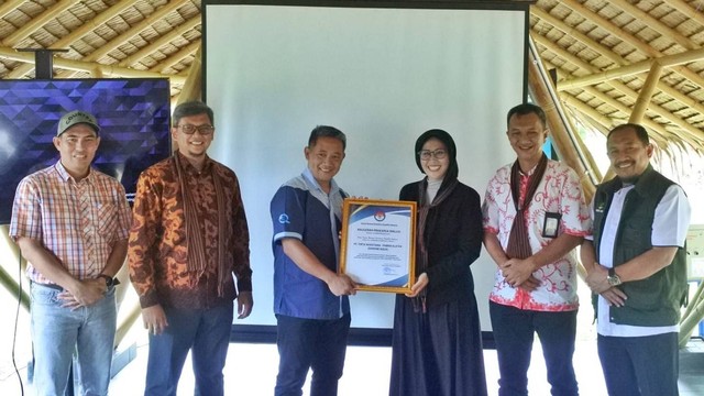 Komisi Nasional Disabilitas Republik Indonesia (KND-RI) memberikan anugerah Prakasa Inklusi kepada perusahaan Aqua yang berada di Klaten. FOTO: Dok Istimewa