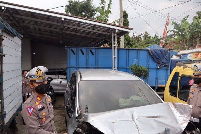 Kasat Lantas Polres Sukabumi Kota AKP Tejo Reno Indratno menunjukkan barang bukti yang merupakan kendaraan pada kasus kecelakaan lalu lintas di Jalan RA Kosasih, Sukabumi. Foto: Aditya Rohman/ANTARA